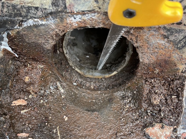 坂出市　排水口のこぎりカット作業